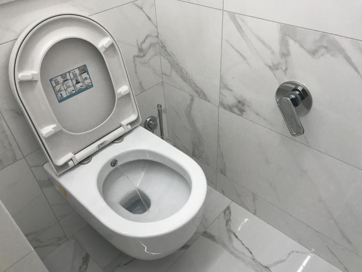 Tra Le Torri B&B - Ampia Stanza Privata In Appartamento Con Bagno Privato Accessibile Da Corridoio Болонья Экстерьер фото